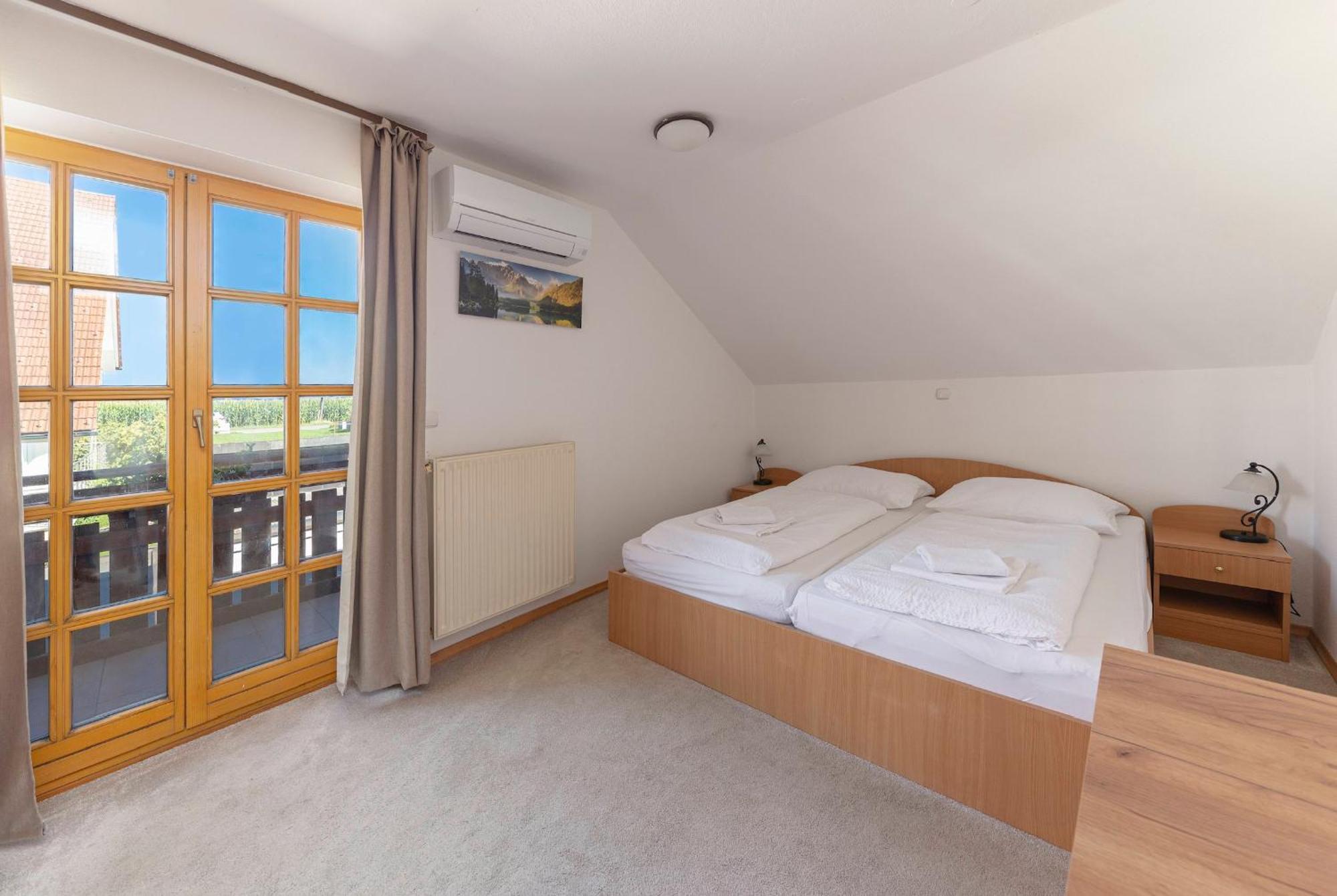 Gostilna Logar Hotel Hotemaze Exterior photo